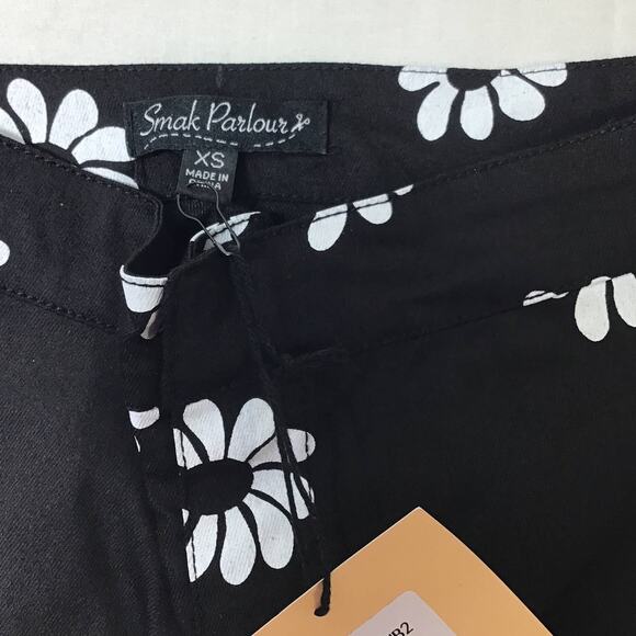 SMAK PARLOUR XS Black White Daisy Floral Into The Groove Flare Jeans NWT B81 - Picture 7 of 8